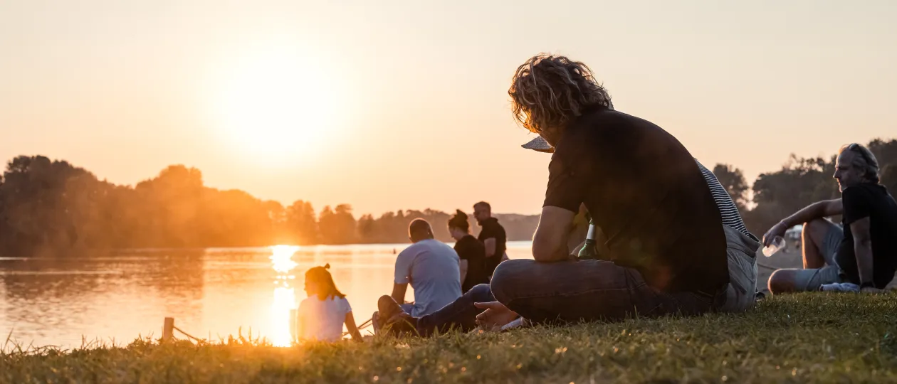 Abendstimmung am Strandbad am Auesee mit entspannten Menschen