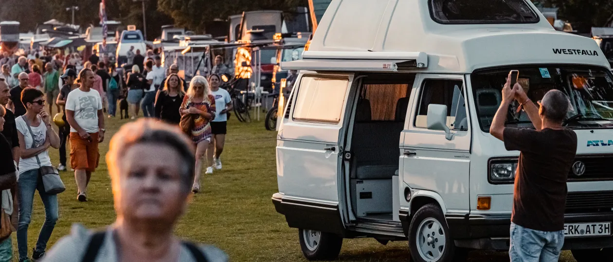 Besucher und alte VW-Busse am Auesee
