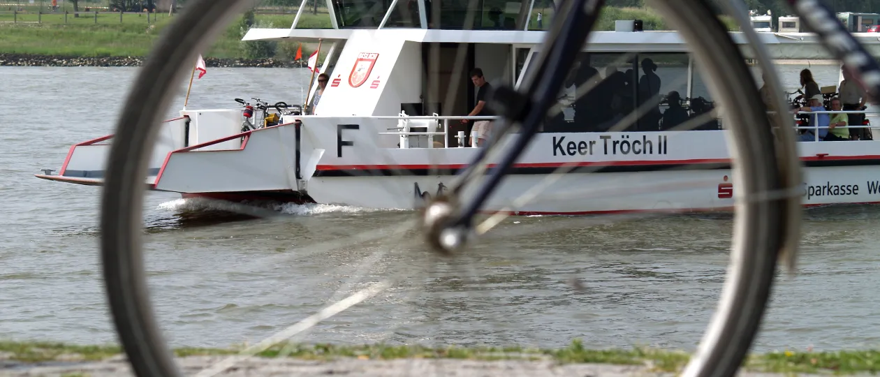 Die Fähre Keer Tröch auf dem Rhein mit Fahrrad im Vordergrund