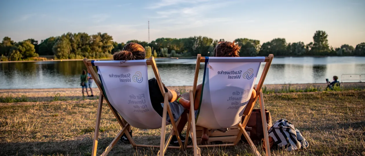 Besucher und Besucherinnen in Stühlen zum Stadtwerke Sommerkino am Auesee