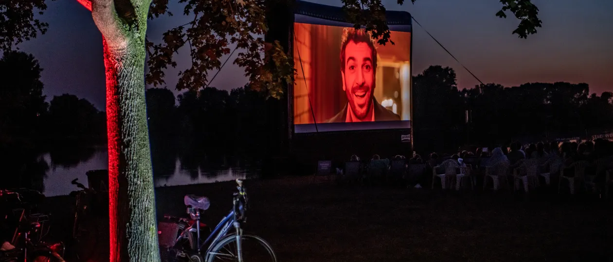 Kinoleinwand abends am Auesee zum Stadtwerke Sommerkino