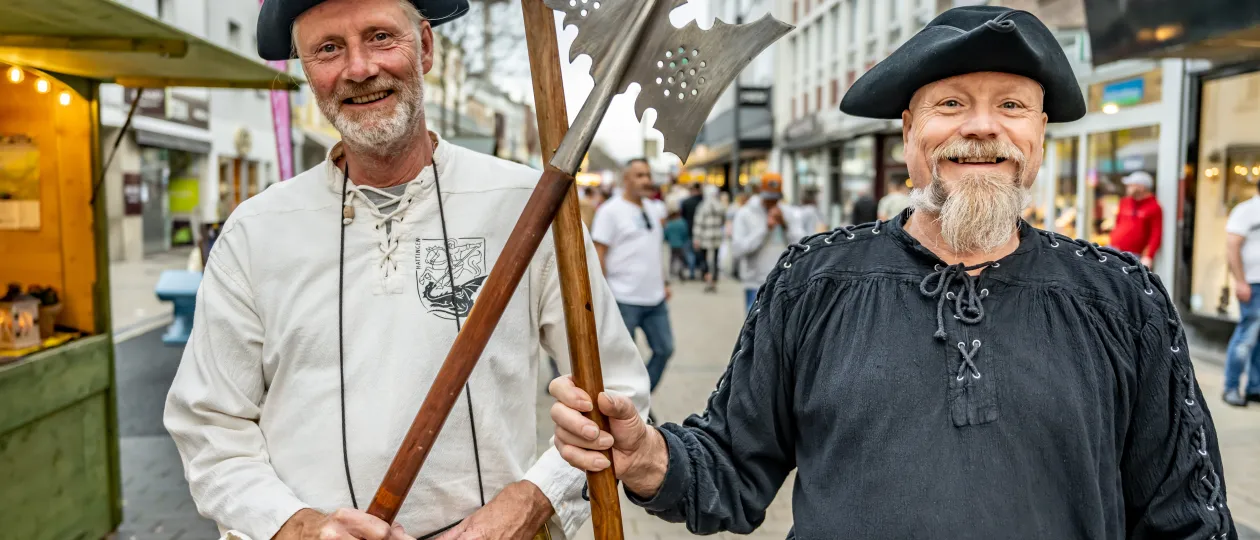 zwei Wachen in historischer Gewandung auf dem Hansefest in Wesel