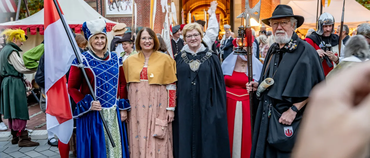 Teilnehmende des Hansefestes in historischer Gewandung 