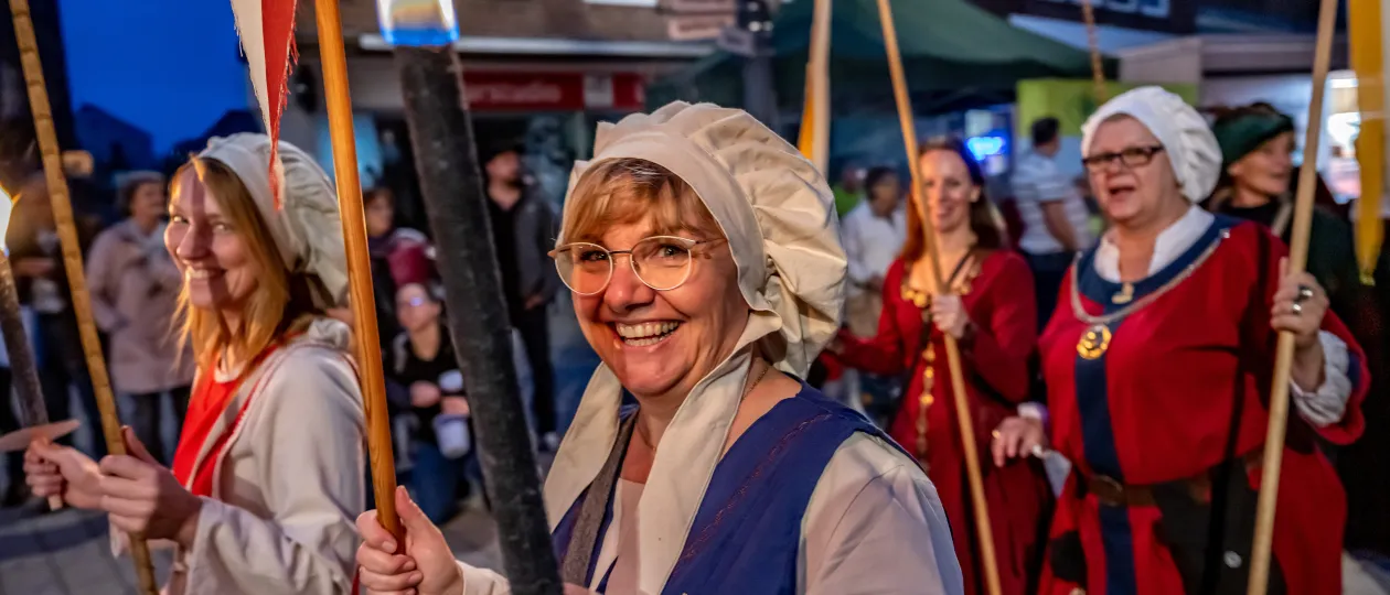 Umzug der Teilnehmenden in historischer Gewandung zum Hansefest in Wesel