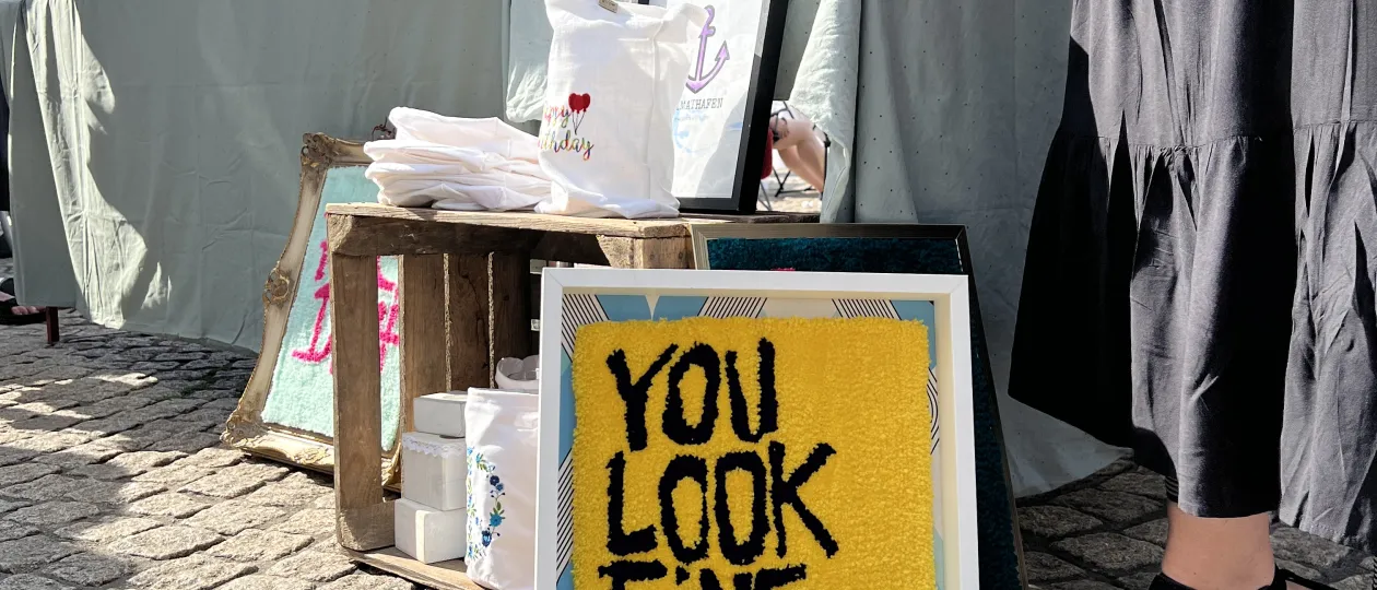 Marktstand mit Händler und Auslage auf dem Feierabendmarkt 