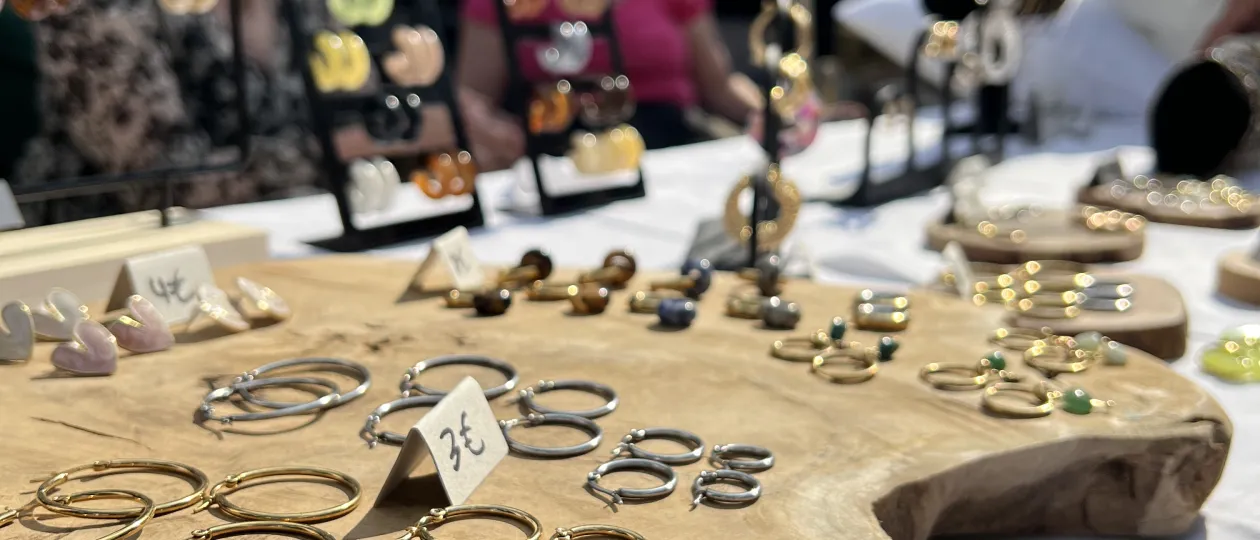 Marktstand mit Auslage auf dem Feierabendmarkt 