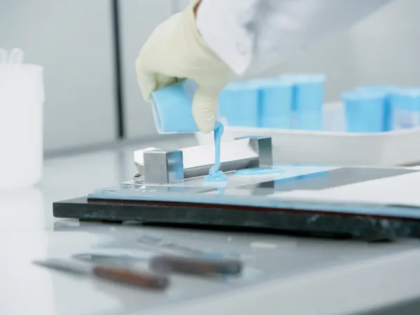 Arbeitsvorgang in einem Chemielabor