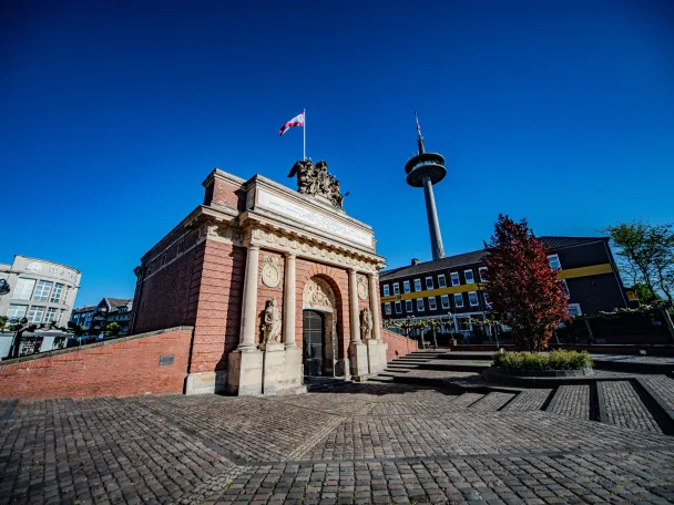 Das Berliner Tor in Wesel mit dem Fernmeldeturm im Hintergrund