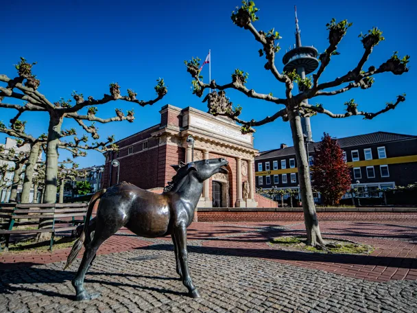 Das Berliner Tor in Wesel mit dem Bronze-Esel als Stadtmaskottchen
