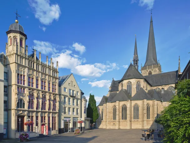 Der Große Markt in Wesel mit dem Historischen Rathaus links im Bild sowie dem Willibrordi-Dom in der Mitte