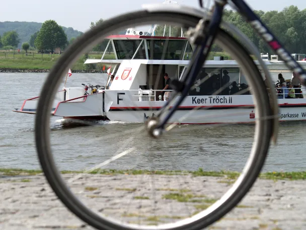 Die Fähre Keer Tröch auf dem Rhein mit Fahrrad im Vordergrund