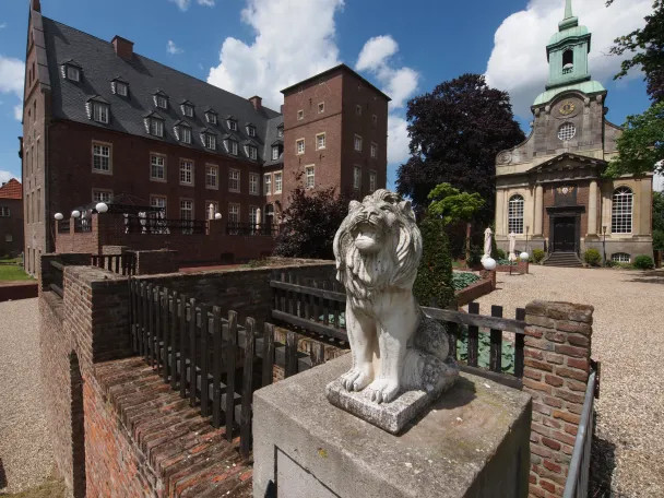 Außenansicht von Schloss Diersfordt mit Schlosskirche