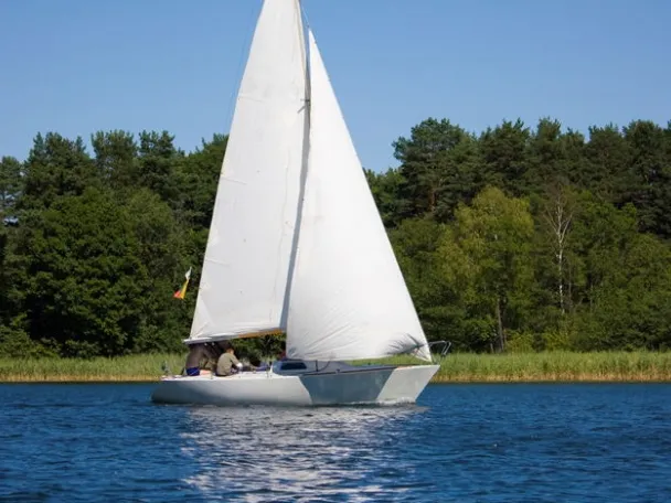 Segelboot auf einem See