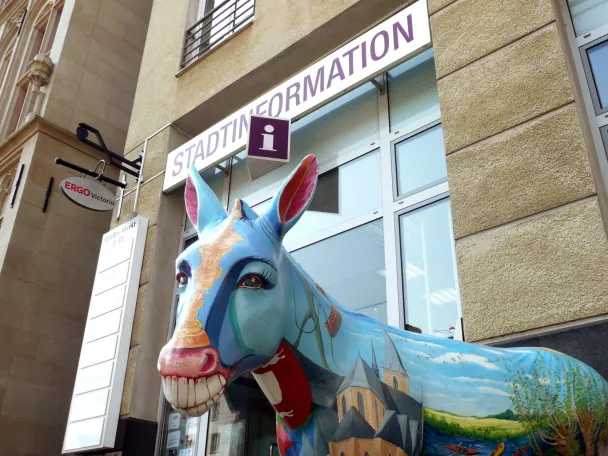 Große Eselfigur bemalt vor der Stadtinformation auf dem Großen Markt