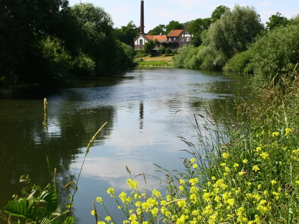 Blick von der Lippe auf das alte Stadtwerke Wasserwerk