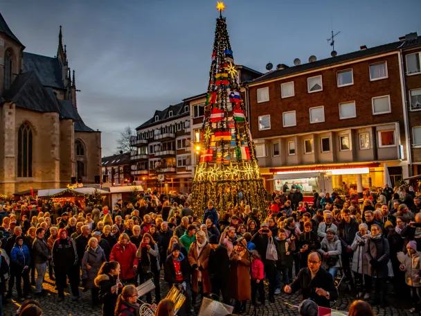 Rudelsingen auf dem Großen Markt mit beleuchtetem Weihnachtsbaum