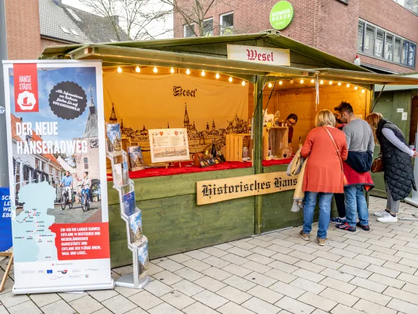 Ausstellerhütte auf dem mittelalterlichen Markt zum Hansefest in Wesel