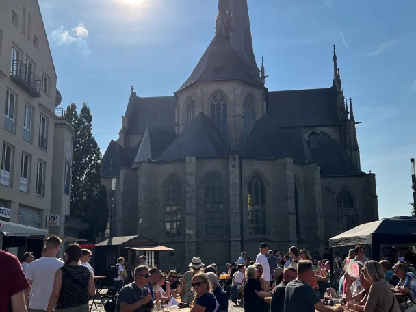 Szene mit Besuchern auf dem Feierabendmarkt vor dem Willibrordi-Dom auf dem Großen Markt