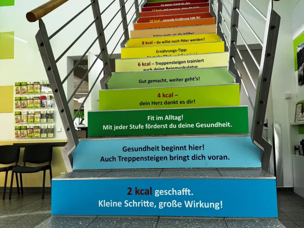 gestaltete Treppe im Gesundheitszentrum am Auesee