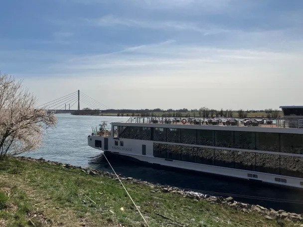 Flusskreuzfahrtschiff am Steiger an der Rheinpromenade