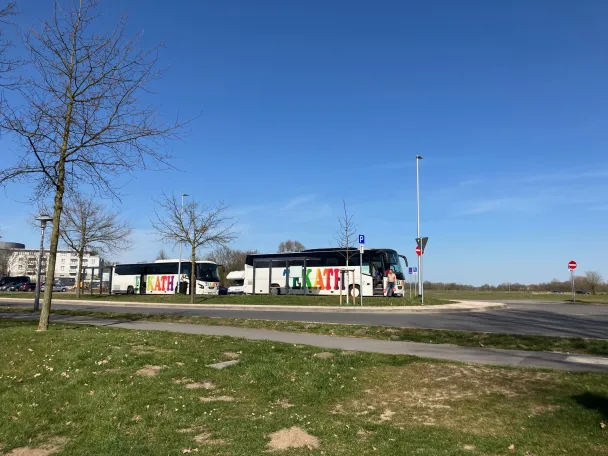 Reisebusse am neuen Bussteig an der Rheinpromenade