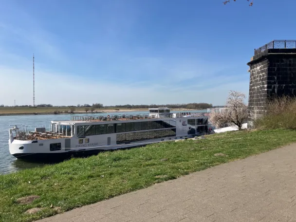 Flusskreuzfahrtschiff am Steiger an der Rheinpromenade