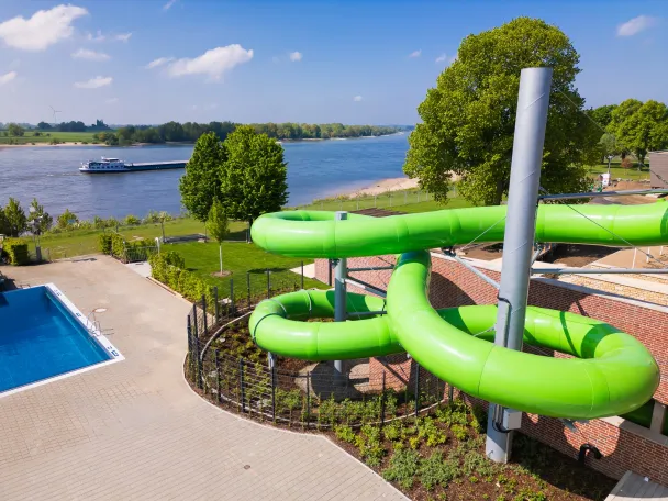 Rutsche im Freibad des RheinBades