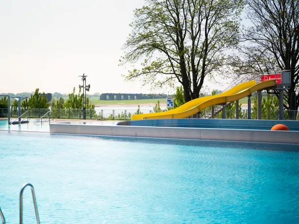 Rutsche im Freibad des RheinBades
