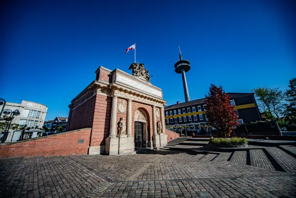 Das Berliner Tor in Wesel mit dem Fernmeldeturm im Hintergrund