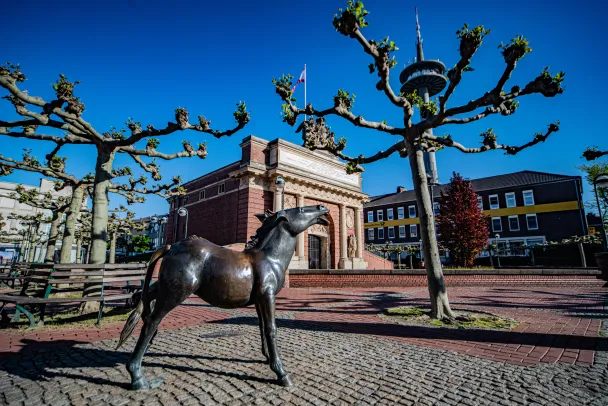 Das Berliner Tor in Wesel mit dem Bronze-Esel als Stadtmaskottchen