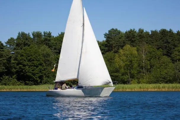 Segelboot auf einem See