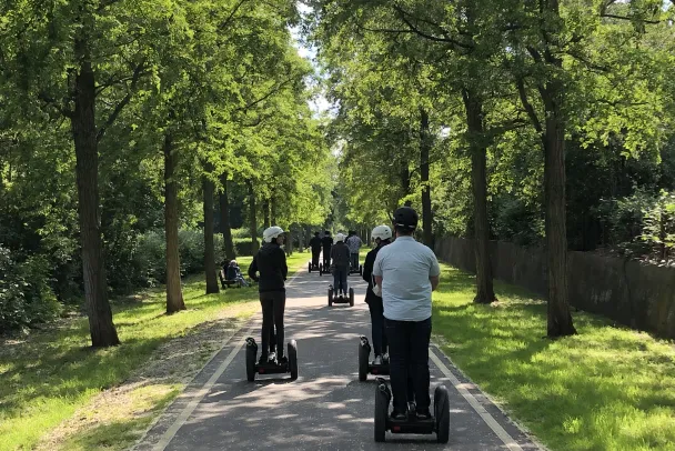 Segwayfahrer im Grünen