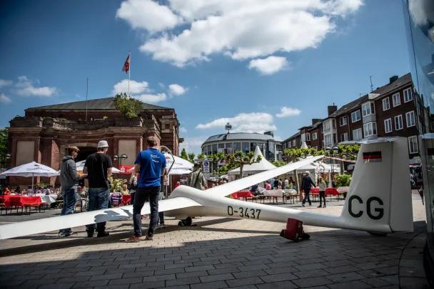 Segelflugzeug vor dem Berliner Tor im Rahmen eines Stadtfestes