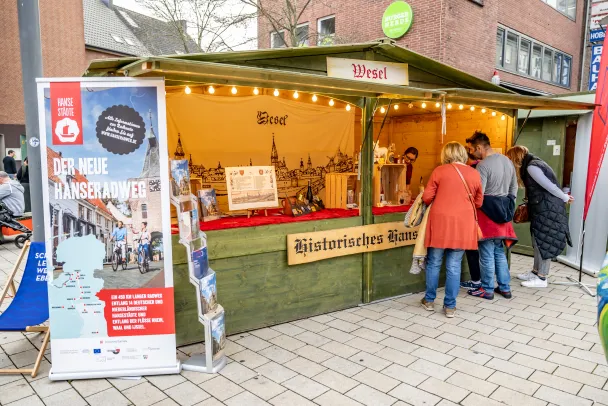 Ausstellerhütte auf dem mittelalterlichen Markt zum Hansefest in Wesel