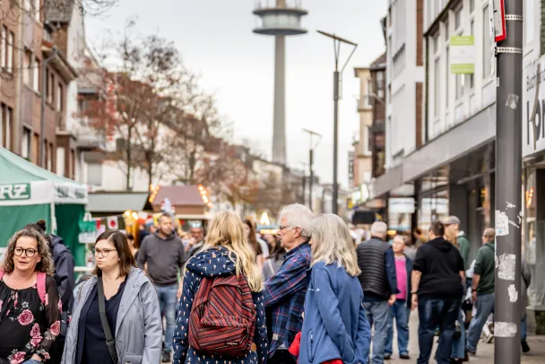 Besucher des Hansemarktes während des Historischen Hansefestes in Wesel