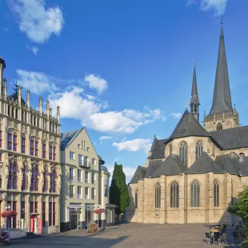 Der Große Markt in Wesel mit dem Historischen Rathaus links im Bild sowie dem Willibrordi-Dom in der Mitte