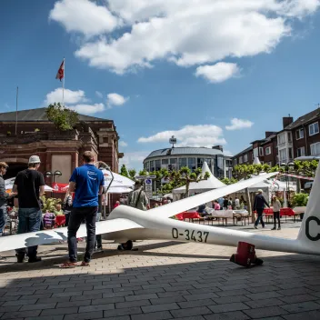Segelflugzeug vor dem Berliner Tor im Rahmen eines Stadtfestes