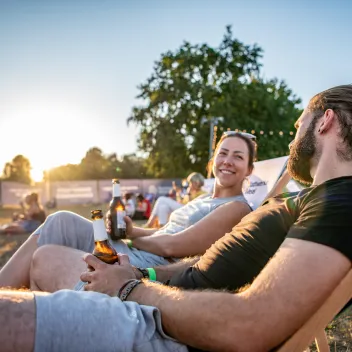 Besucher und Besucherinnen in Stühlen zum Stadtwerke Sommerkino am Auesee