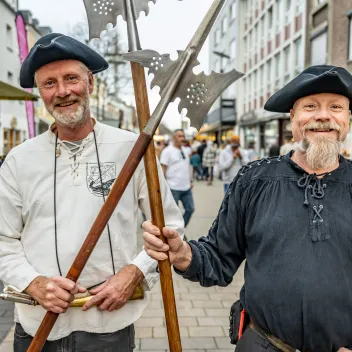 zwei Wachen in historischer Gewandung auf dem Hansefest in Wesel