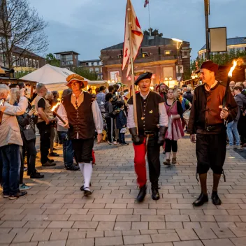 Umzug der Teilnehmenden in historischer Gewandung zum Hansefest in Wesel