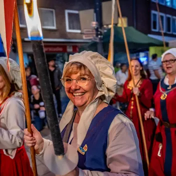 Umzug der Teilnehmenden in historischer Gewandung zum Hansefest in Wesel