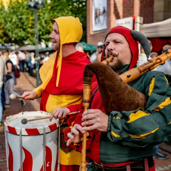 Musikanten in historischer Gewandung spielen auf dem Hansefest in Wesel