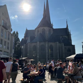 Szene mit Besuchern auf dem Feierabendmarkt vor dem Willibrordi-Dom auf dem Großen Markt