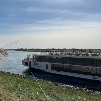 Flusskreuzfahrtschiff am Steiger an der Rheinpromenade