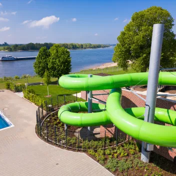 Rutsche im Freibad des RheinBades