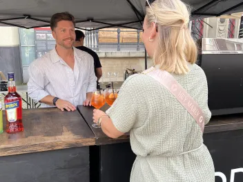 Besucher an einem Stand auf dem Feierabendmarkt auf dem Großen Markt