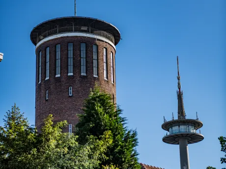 Außenansicht des Stadtwerke Wasserturm in der Weseler Innenstadt mit dem Fernmeldeturm im Hintergrund