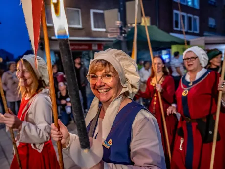 Umzug der Teilnehmenden in historischer Gewandung zum Hansefest in Wesel