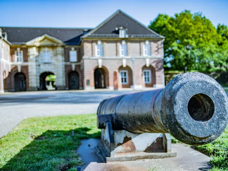 alte Kanone vor der Weseler Zitadelle als Relikt der ehemals preußischen Festungsanlage der Stadt